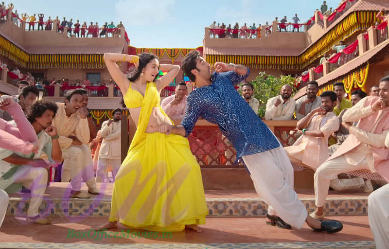 Watch Show Me The Thumka song to enjoy some awesome moves of Shraddha and Ranbir
